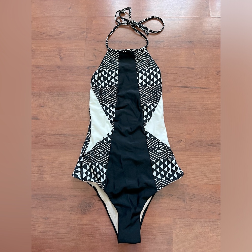 NWOT Black White High Neck Halter One Piece Swimsuit Patterned